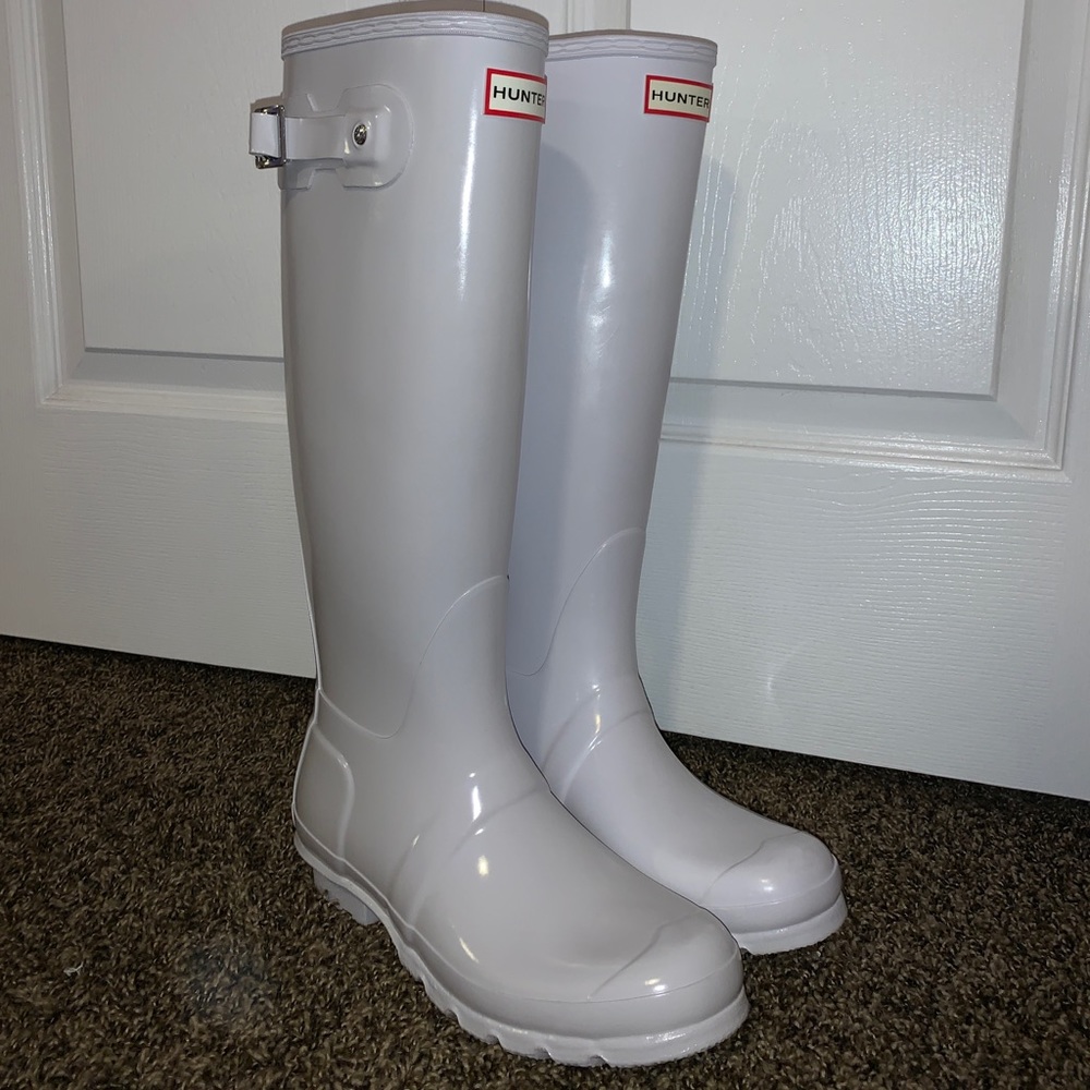 US 8. White HUNTERS